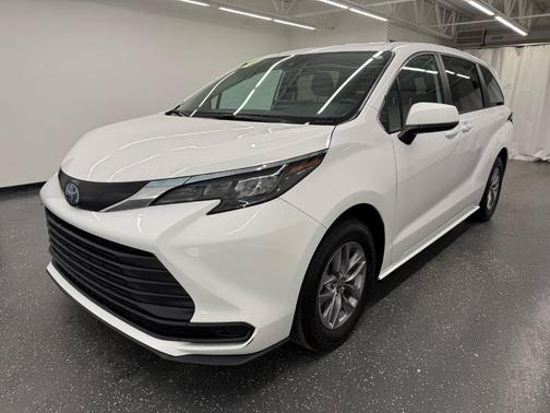 2025 Toyota Sienna LE