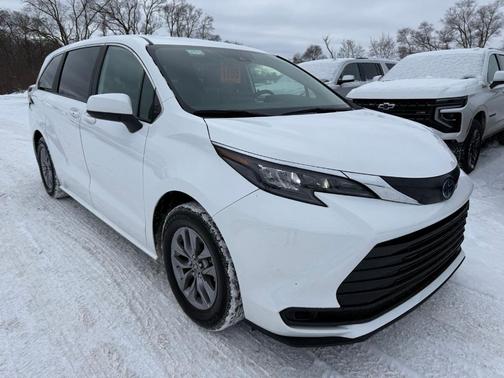 2025 Toyota Sienna LE