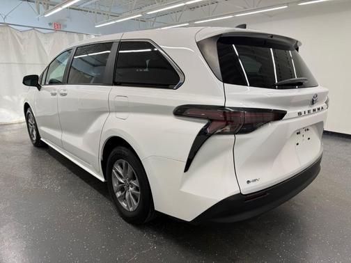 2025 Toyota Sienna LE