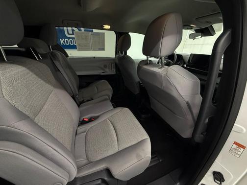 2025 Toyota Sienna LE