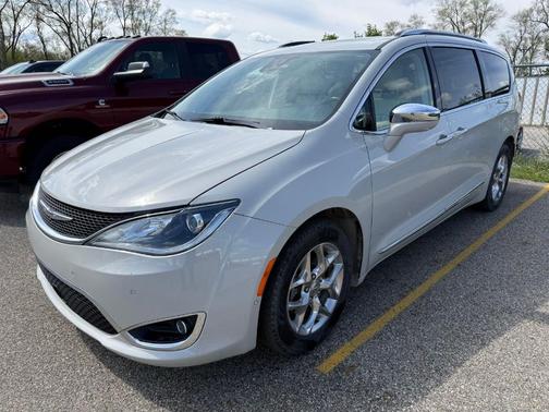 Luxury White Pearlcoat 2019 Chrysler Pacifica Limited