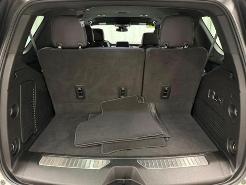 Iridescent Pearl Tricoat 2023 Chevrolet Tahoe RST