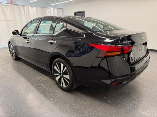 Super Black Clearcoat 2022 Nissan Altima 2.5 SV