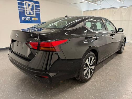 Super Black Clearcoat 2022 Nissan Altima 2.5 SV