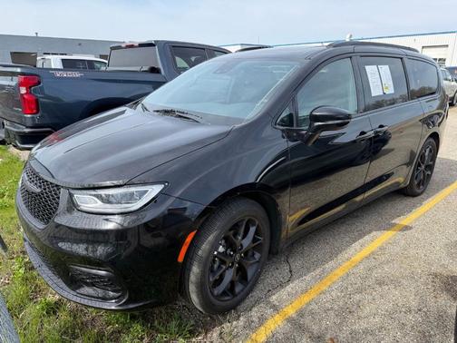 Diamond Black 2025 Chrysler Pacifica Limited