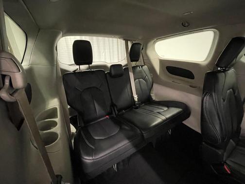 2023 Chrysler Pacifica Touring-L