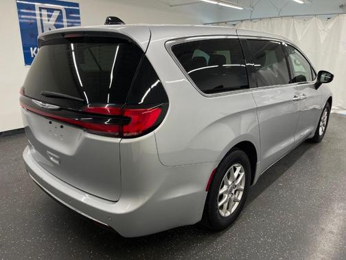 2023 Chrysler Pacifica Touring-L