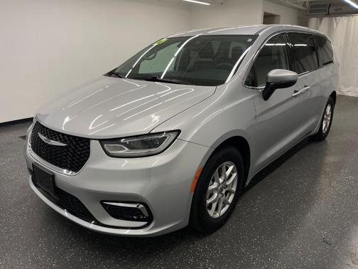 2023 Chrysler Pacifica Touring-L