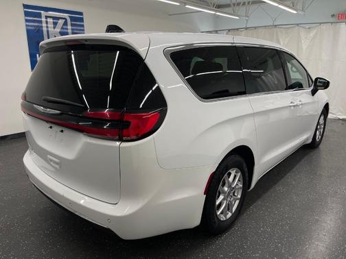 2023 Chrysler Pacifica Touring-L