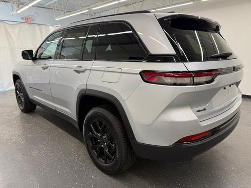 Silver Zynith 2025 Jeep Grand Cherokee Laredo