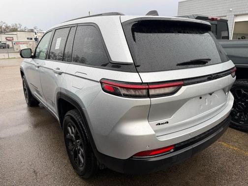 Silver Zynith 2025 Jeep Grand Cherokee Laredo