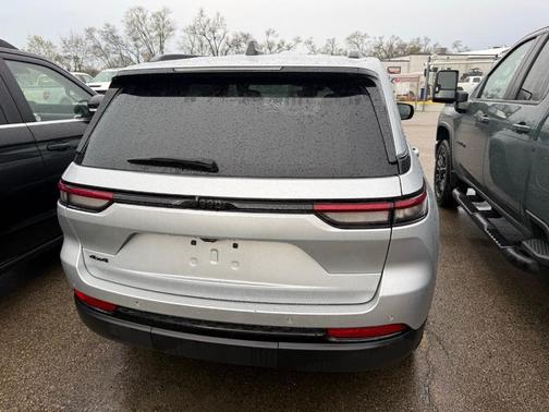 Silver Zynith 2025 Jeep Grand Cherokee Laredo