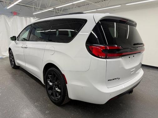 2021 Chrysler Pacifica Touring-L