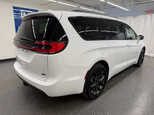 2021 Chrysler Pacifica Touring-L