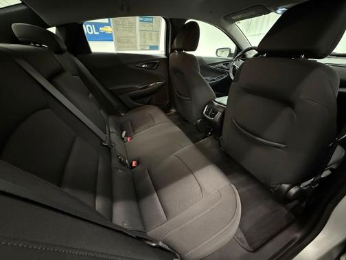 Silver Ice Metallic 2019 Chevrolet Malibu LT