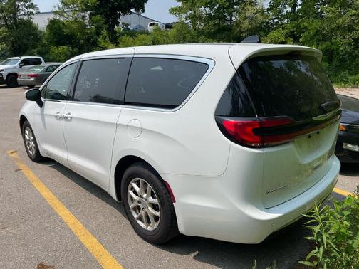 2023 Chrysler Pacifica Touring-L