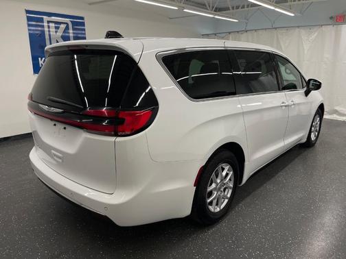 2023 Chrysler Pacifica Touring-L