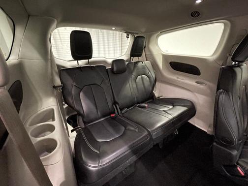 2023 Chrysler Pacifica Touring-L