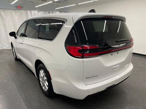 2023 Chrysler Pacifica Touring-L