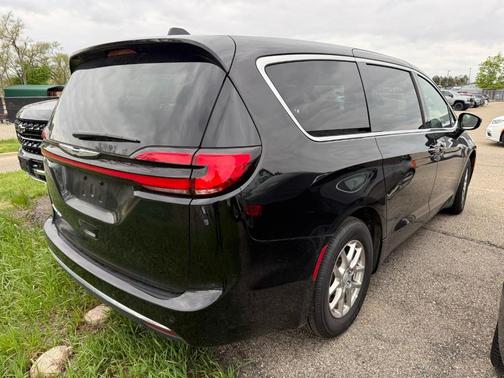 Diamond Black 2025 Chrysler Pacifica Select