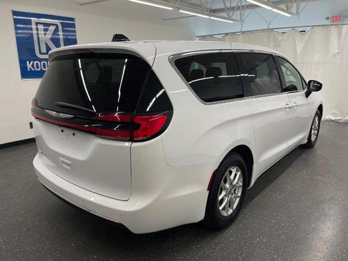 2023 Chrysler Pacifica Touring-L