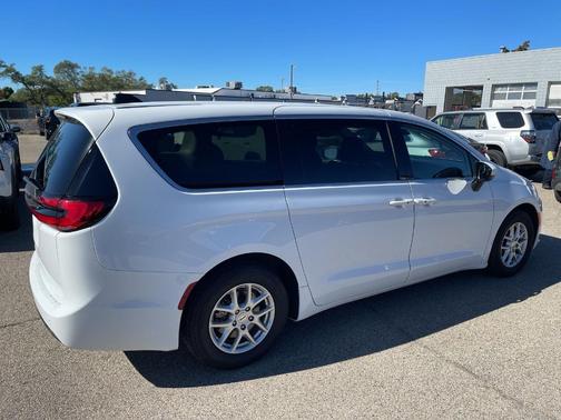 2023 Chrysler Pacifica Touring-L