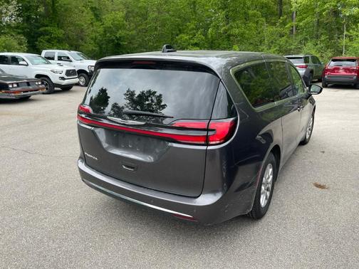 2023 Chrysler Pacifica Touring-L