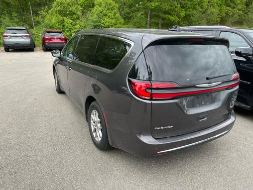 2023 Chrysler Pacifica Touring-L