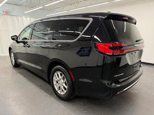 Diamond Black 2025 Chrysler Pacifica Select