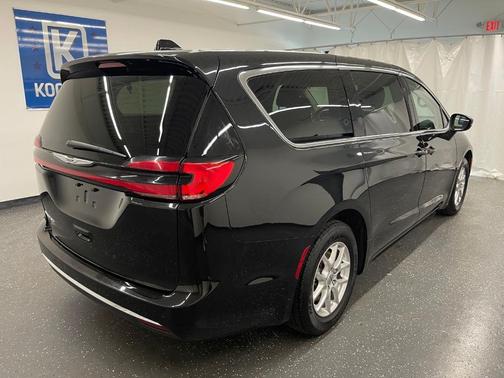 2023 Chrysler Pacifica Touring-L