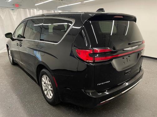 2023 Chrysler Pacifica Touring-L