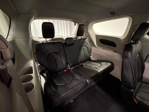 2024 Chrysler Pacifica Touring-L