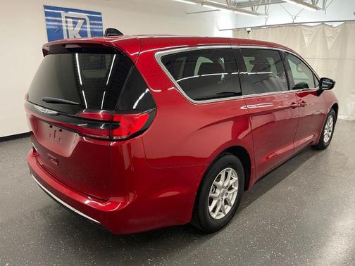 2024 Chrysler Pacifica Touring-L