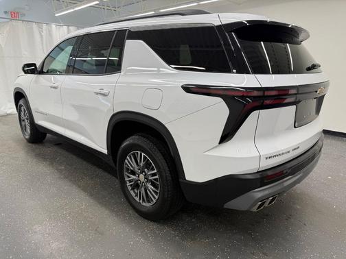 Summit White 2025 Chevrolet Traverse LT