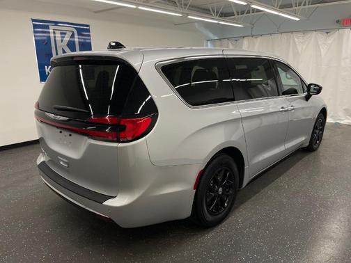 2024 Chrysler Pacifica Touring-L