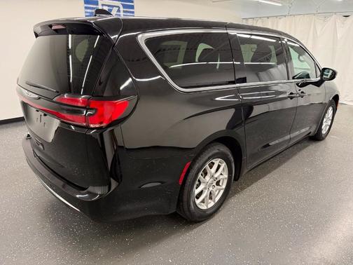 Diamond Black 2025 Chrysler Pacifica Select