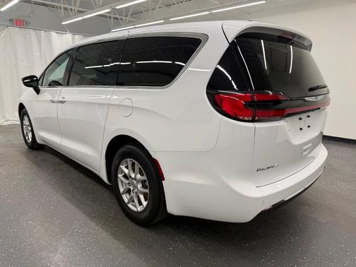 Bright White Clearcoat 2025 Chrysler Pacifica Select