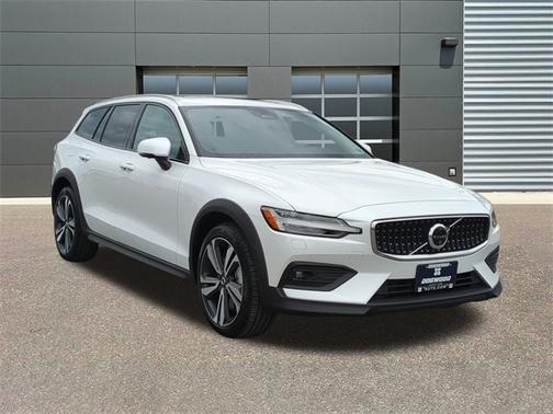 2025 Volvo V60 Cross Country B5 Plus