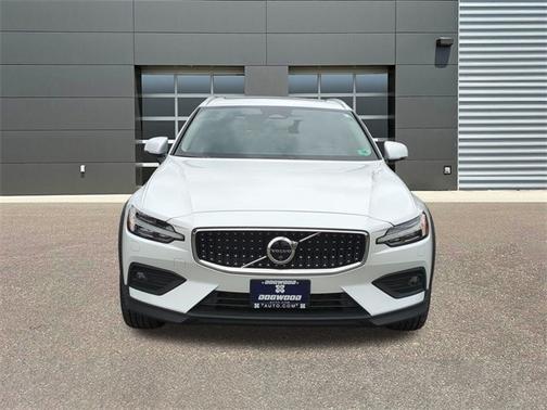 2025 Volvo V60 Cross Country B5 Plus