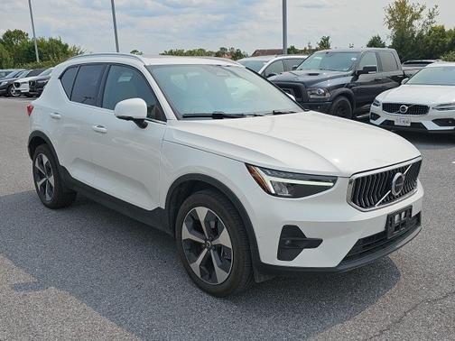 2025 Volvo XC40 B5 Plus Bright Theme
