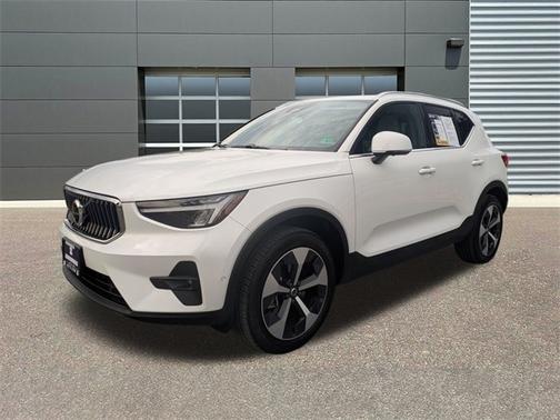 2025 Volvo XC40 B5 Plus Bright Theme