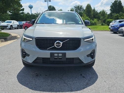 2024 Volvo XC40 B5 Ultimate Dark
