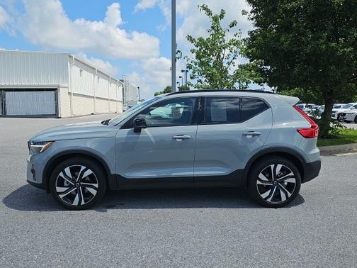2024 Volvo XC40 B5 Ultimate Dark
