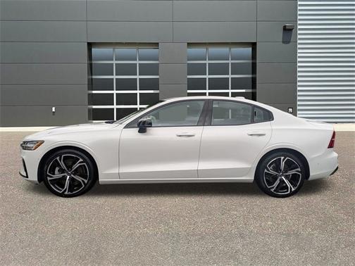 2024 Volvo S60 B5 Plus Dark