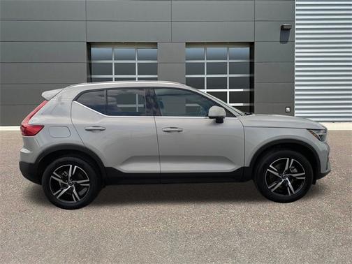 2025 Volvo XC40 B5 Core Bright Theme