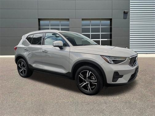 2025 Volvo XC40 B5 Core Bright Theme