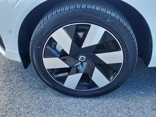 2024 Volvo XC60 Recharge Plug-In Hybrid T8 Plus Dark