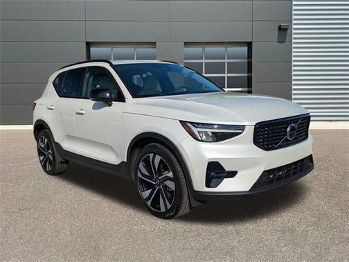 2024 Volvo XC40 B5 Plus Dark