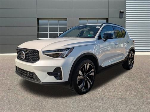 2024 Volvo XC40 B5 Plus Dark
