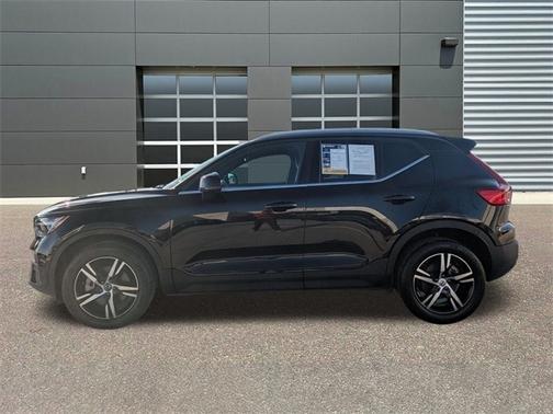 2025 Volvo XC40 B5 Core Bright Theme